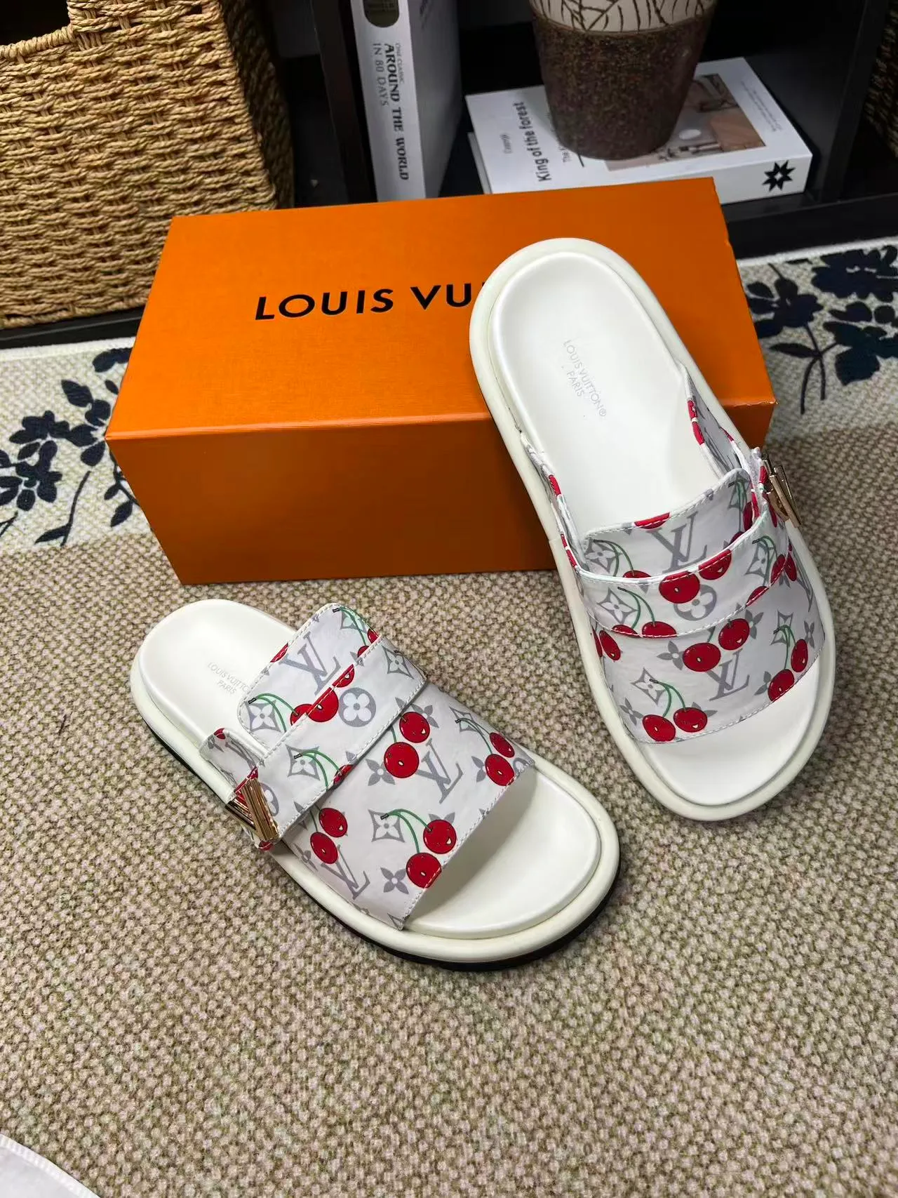P340 [New Style] [LOUIS VUITTON] Louis Vuitton, LV printing, men's and women's slippers are now on the market, packed in drawer boxes with cloth bags and cards, the upper pattern looks very soft and waxy, and is a super versatile leg slimming tool. Fabric: imported denim/canvas/old fabric, LV hardware LOGO, official website pattern printing, comfortable to wear, feet: high-elastic PU water table. Sole: foam sole, heel height: about 5cm. Code number: 35-46, 35, 45, 46 are custom-made and non-returnable. Color: multiple colors and styles available.